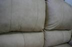 Zoom sur la texture douce et élégante de ce sofa qui parait neuf!