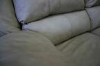 Zoom sur la texture douce et élégante de ce sofa qui parait neuf